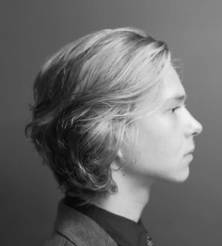 Medium-length layered men’s haircut styled by Eddine Belaid – Natural flow and elegant grooming in Switzerland